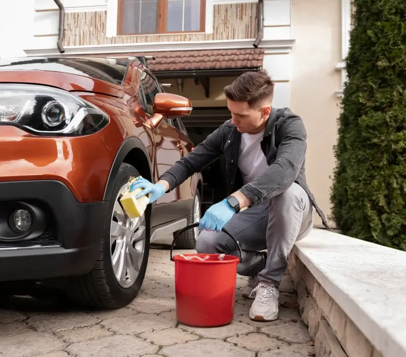 Lavage auto à domicile Serviès : professionnel intervenant sur un véhicule